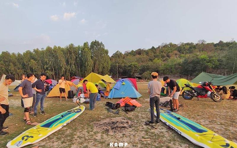 Mot chiec tui vai mau nau voi hoa tiet hoa sen, dung kinh sach hoac vat dung ca nhan khi di chua